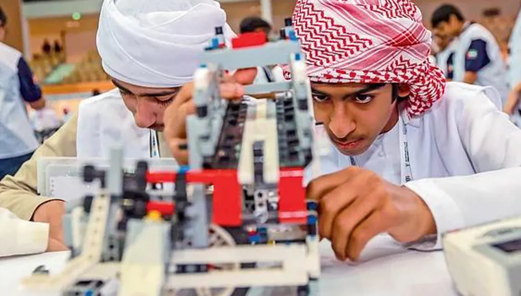 منهجية متكاملة للتكنولوجيا والذكاء الاصطناعي في مدارس الإمارات: ليسا بديلاً للكتاب والكتابة والتفكير
