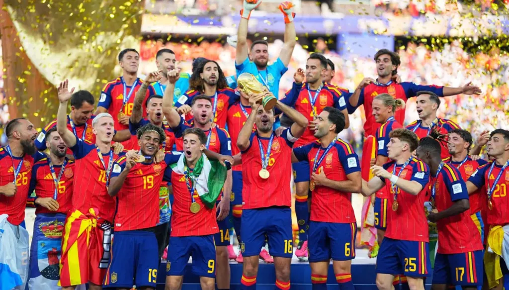 إسبانيا تستعيد العرش... وتنقذ كأس العالم