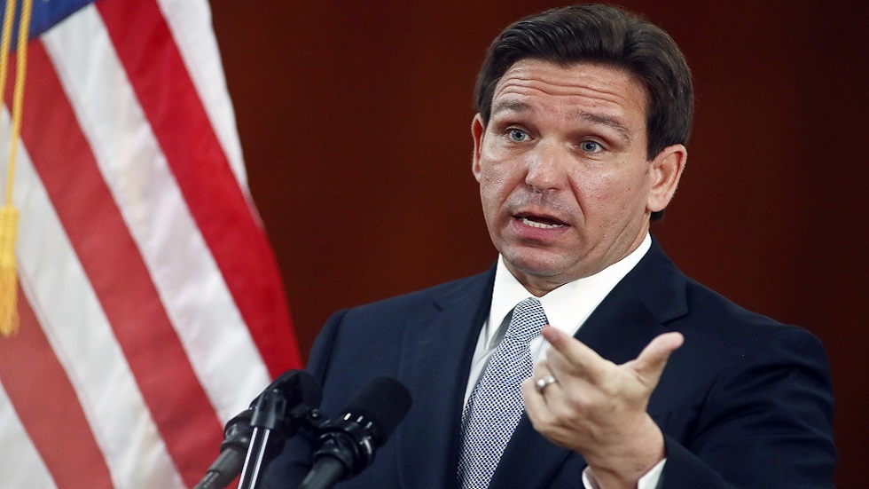 حاكم ولاية فلوريدا، رون ديسانتيس.