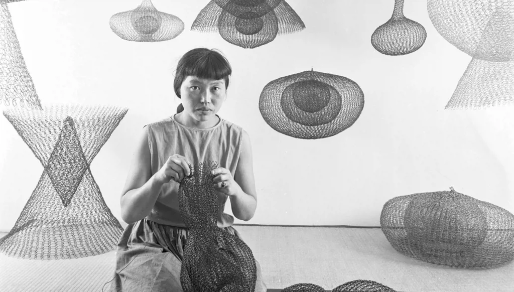 منحوتاتها المعدنية التجريدية كثريّا معلقة في الفضاء... معرض روث أساوا إلى متحف غوغنهايم في بلباو