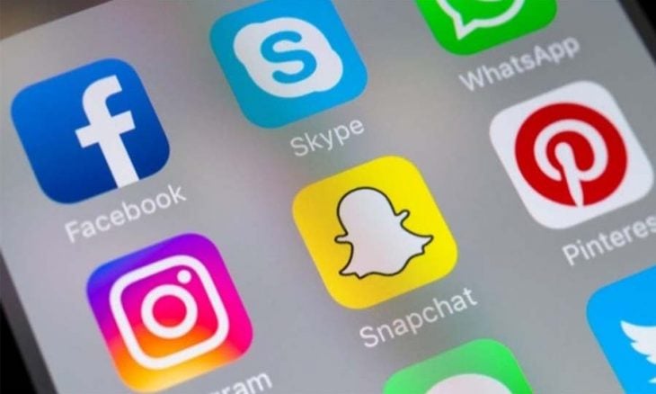 صورة لشاشة هاتف تُظهر عدداً من التطبيقات (أ ف ب)