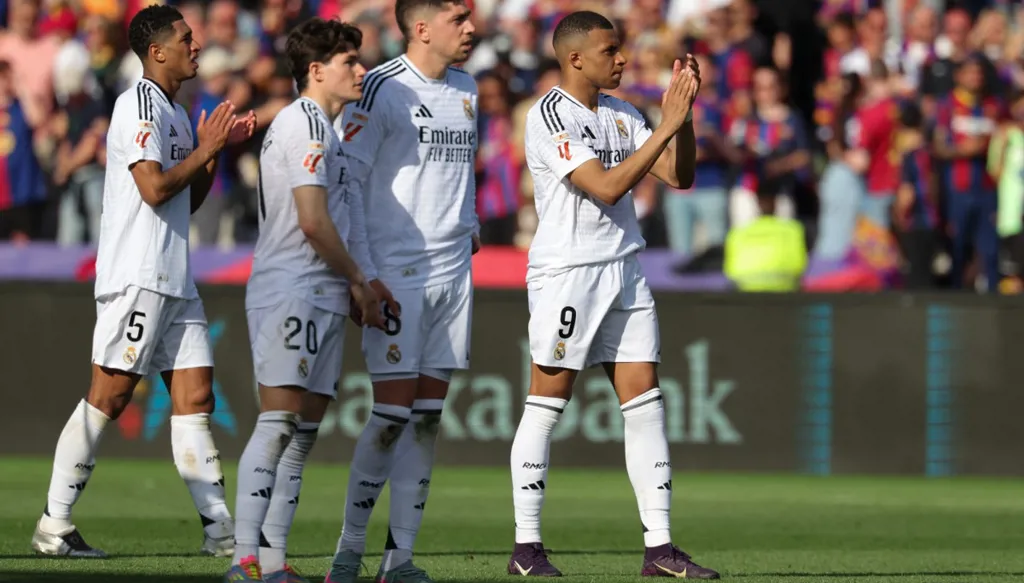 جماهير ريال مدريد تستقبل الفريق بلافتة "العار" بعد خسارة الكلاسيكو