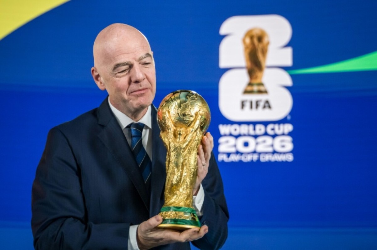 رئيس الفيفا جياني إنفانتينو يتصوّر مع كأس العالم الشهر الماضي. (أ ف ب)