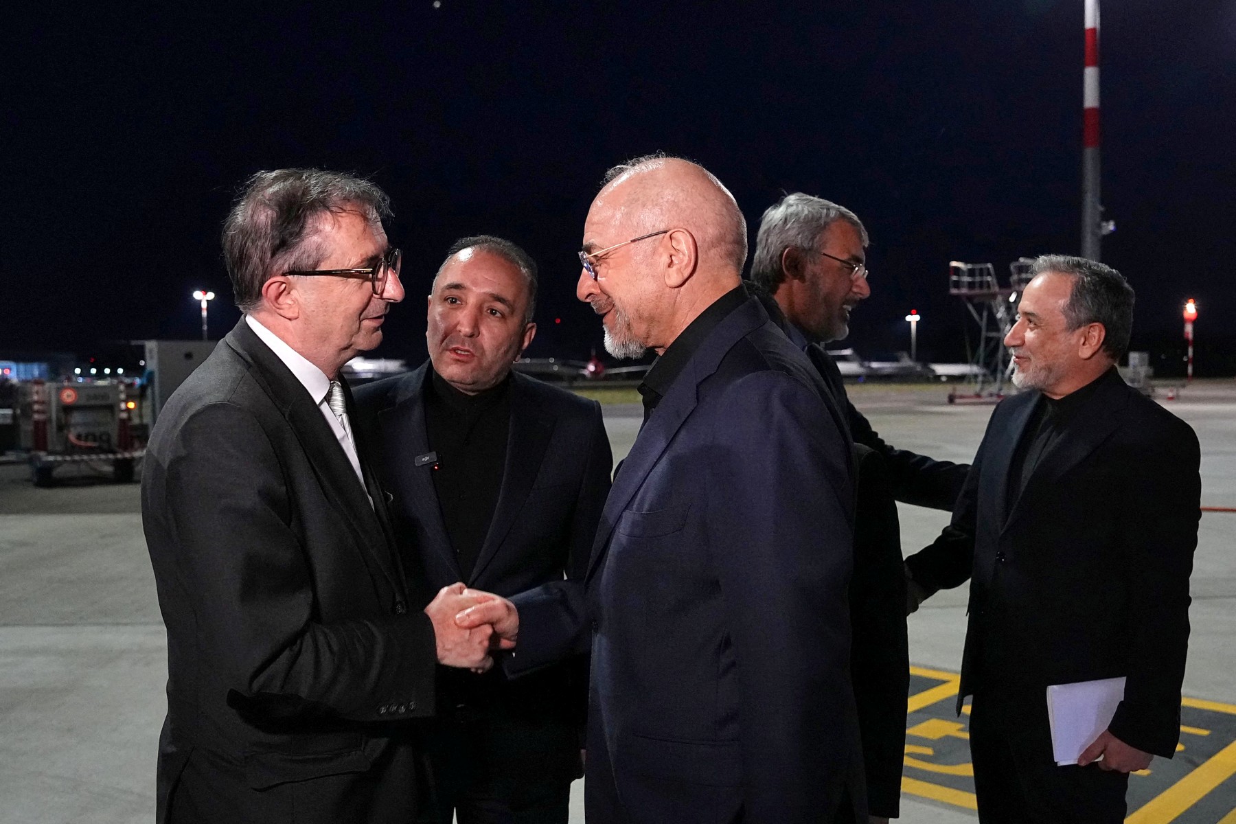 رئيس البرلمان الإيراني محمد باقر قاليباف ووزير الخارجية عباس عراقجي وهما يُستقبَلان من قبل مسؤولين سويسريين في مطار زيوريخ في 21 يونيو 2026 (أ ف ب)
