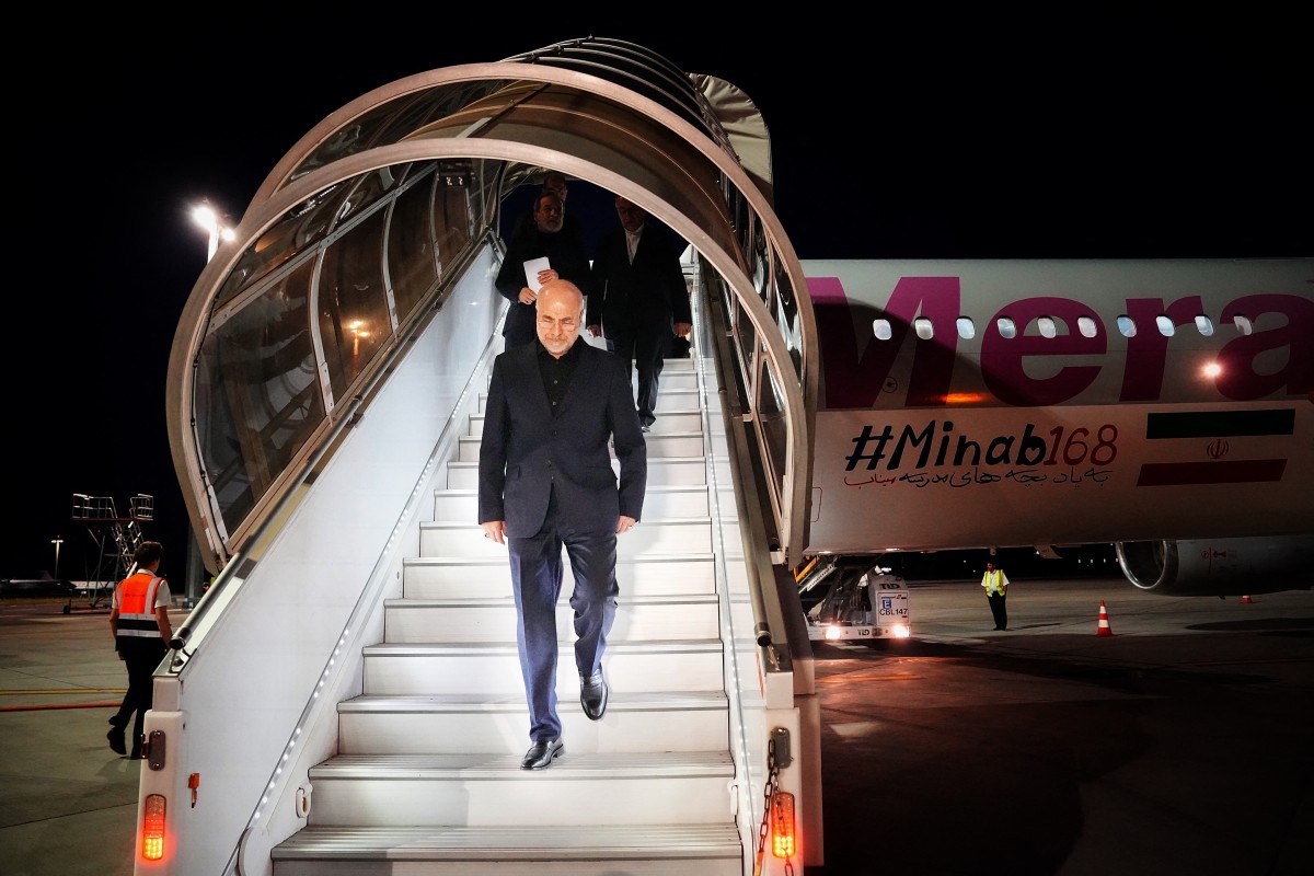رئيس البرلمان الإيراني ورئيس فريق التفاوض محمد باقر قاليباف وهو يصل إلى زيورخ في 21 يونيو 2026 (أ ف ب)