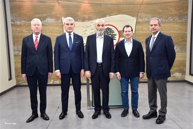 رئيس القوات اللبنانية يقف بين وزراء حزبه يوسف رجي وجو صدي وجو عيسى الخوري وكمال شحادة