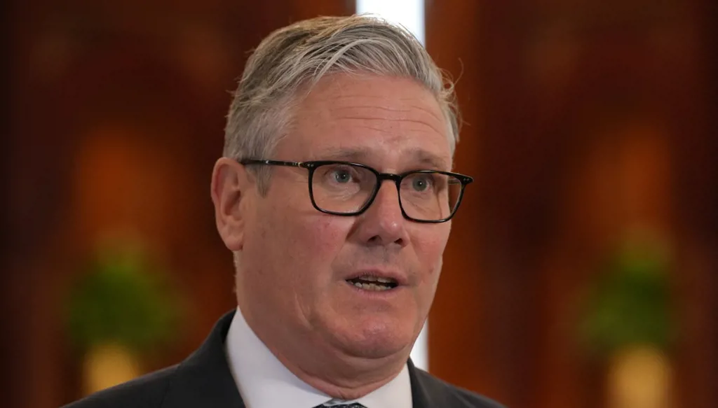 ستارمر: الديبلوماسية وحدها هي الحلّ... ولن أسمح بجرّ بريطانيا إلى الحرب