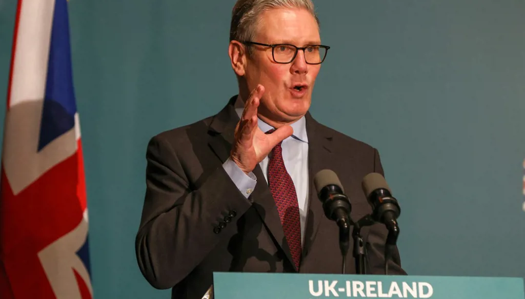 ستارمر يبحث مع ترامب وكارني أزمة مضيق هرمز وحركة الشحن