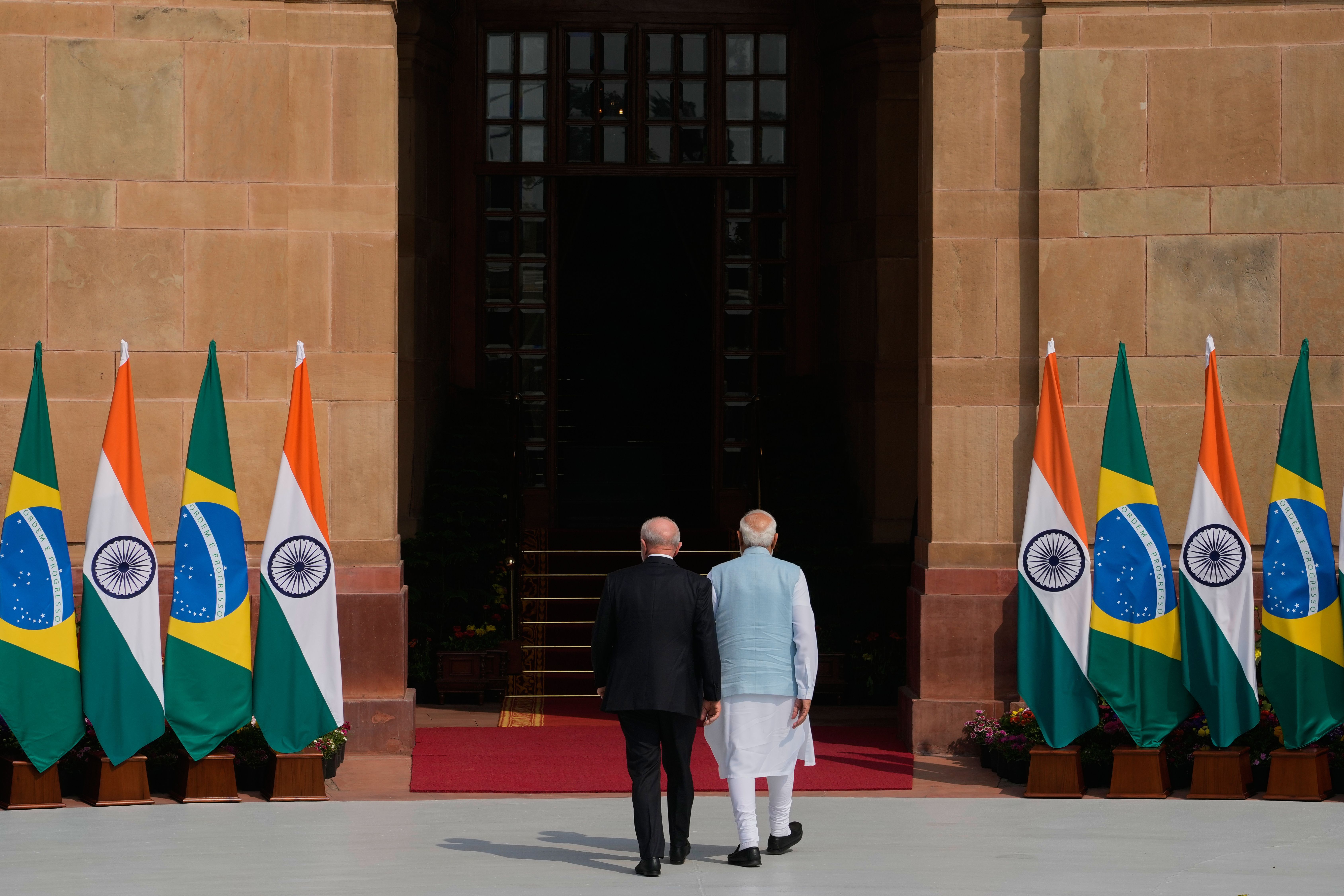 رئيس الوزراء الهندي ناريندرا مودي والررئيس البرازيلي لويس ايناسيو لولا دا سيلفا في نيودلهي (أ ف ب)