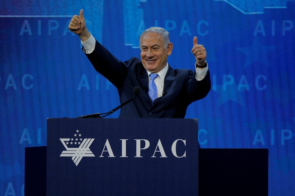 رئيس الوزراء الإسرائيلي بنيامين نتنياهو يلقي كلمة في مؤتمر لأيباك في واشنطن في 6 مارس 2018 (رويترز)