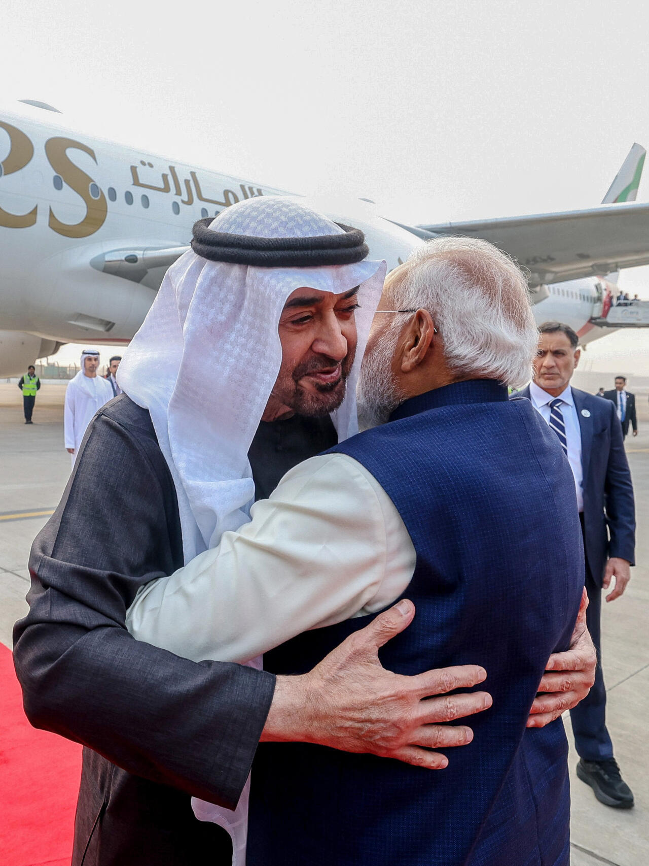 الشيخ محمد بن زايد آل نهيان رئيس دولة الإمارات وناريندرا مودي رئيس وزراء الهند (أ ف ب)