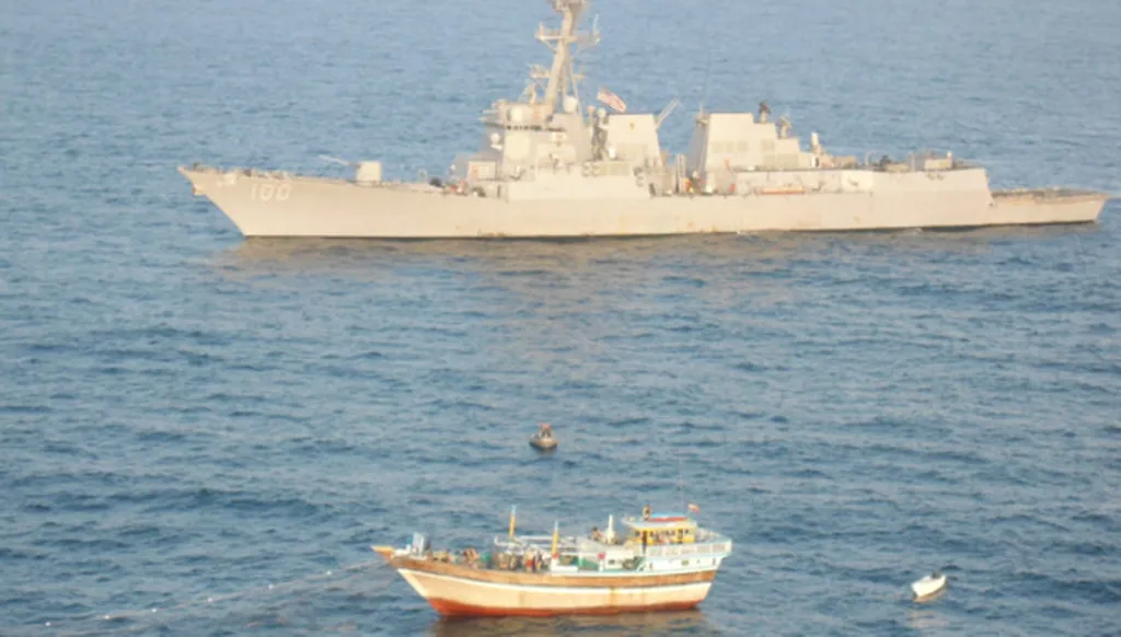 Des navires en mer, des tensions sur terre: la démonstration silencieuse de force de Trump contre l'Iran