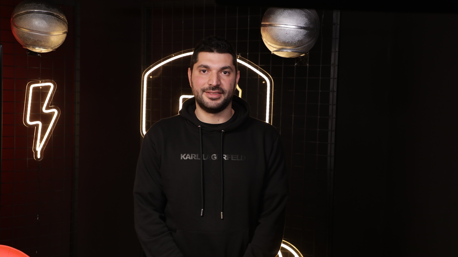 مدرب النادي الأنطوني بعبدا رالف عقل خلال برنامج Buzzer Beater. (النهار)