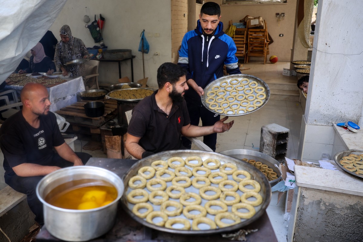 نازحون فلسطينيون يحضرون كعك عيد الفطر (أ ف ب)
