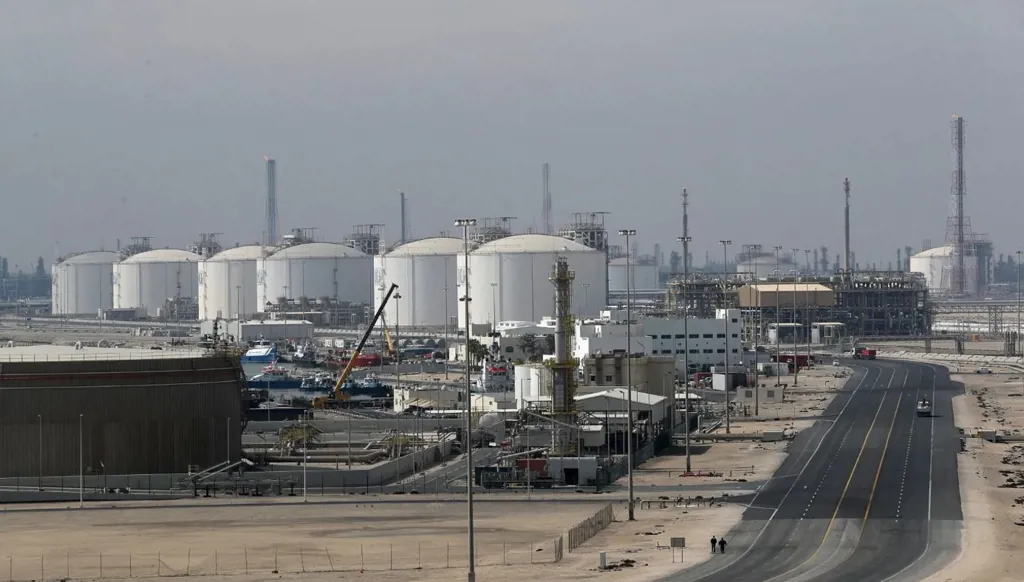كيف تتعامل قطر مع اضطراب صادرات الغاز عبر مضيق هرمز؟