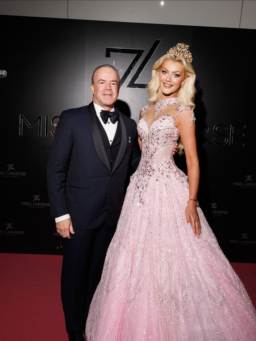 ملكة جمال الكون فيكتوريا كجري ثيلفيغ بفستان باربي في حفل التتويج 2025 في تايلاند (انستغرام)