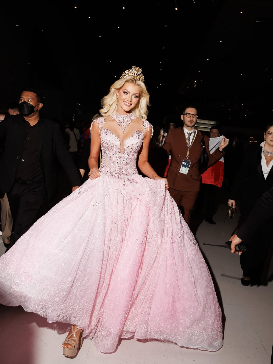 ملكة جمال الكون فيكتوريا كجري ثيلفيغ بفستان باربي في حفل التتويج 2025 في تايلاند (انستغرام)