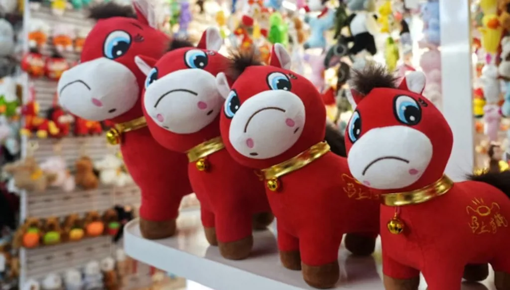 "الحصان الباكي"... خطأ في التصنيع يحوّل دمية إلى ظاهرة في الصين (صور)