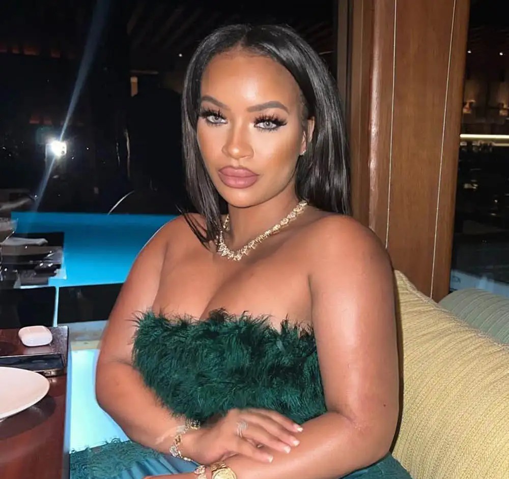 النجمة السابقة في The X Factor غابرييل كارينغتون (إنستغرام).