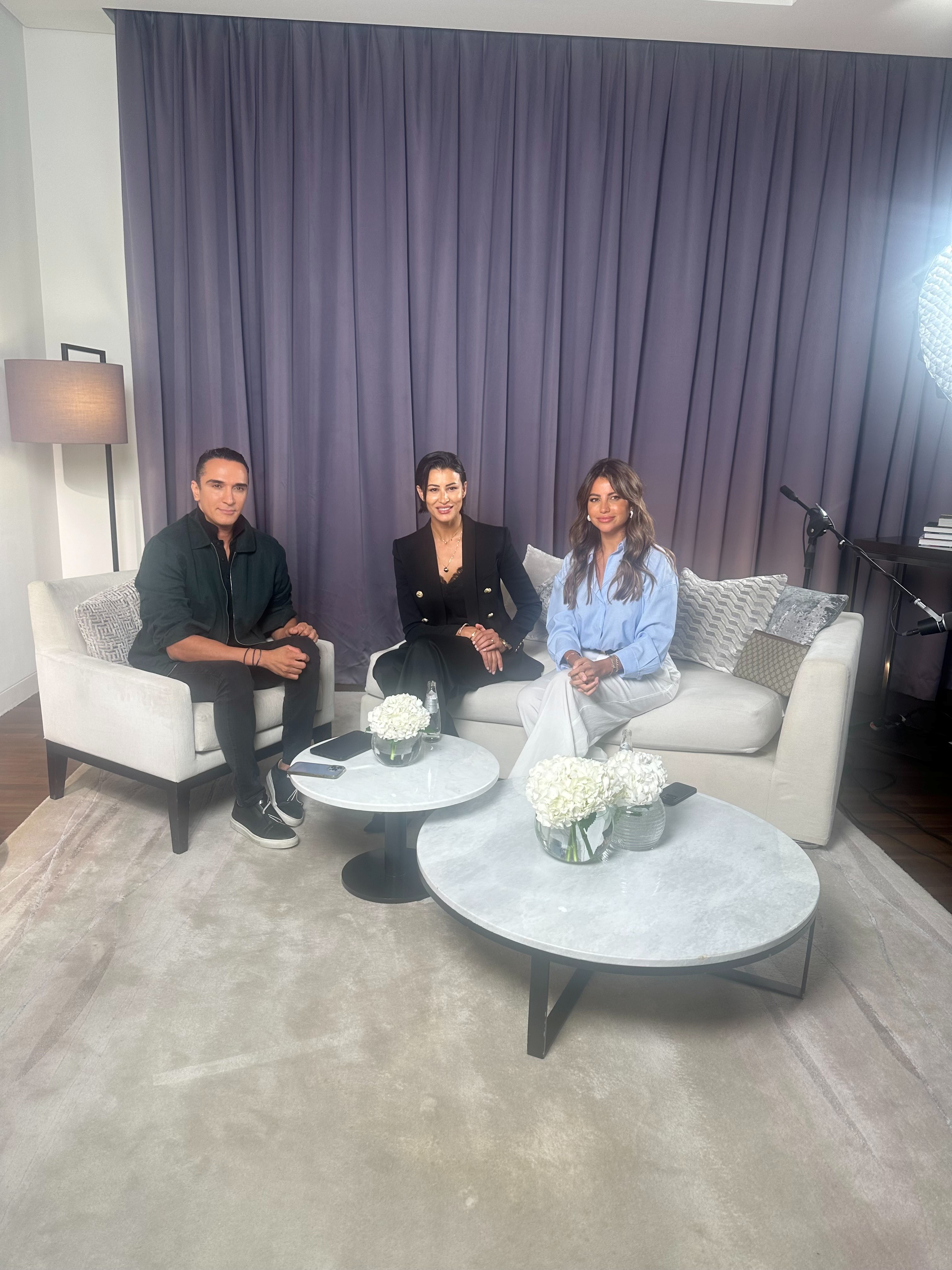 ريم السعيدي وسارا مراد مع حاتم العقيل في بودكاست Gems of Arabia (من مكتب حاتم العقيل الإعلامي)