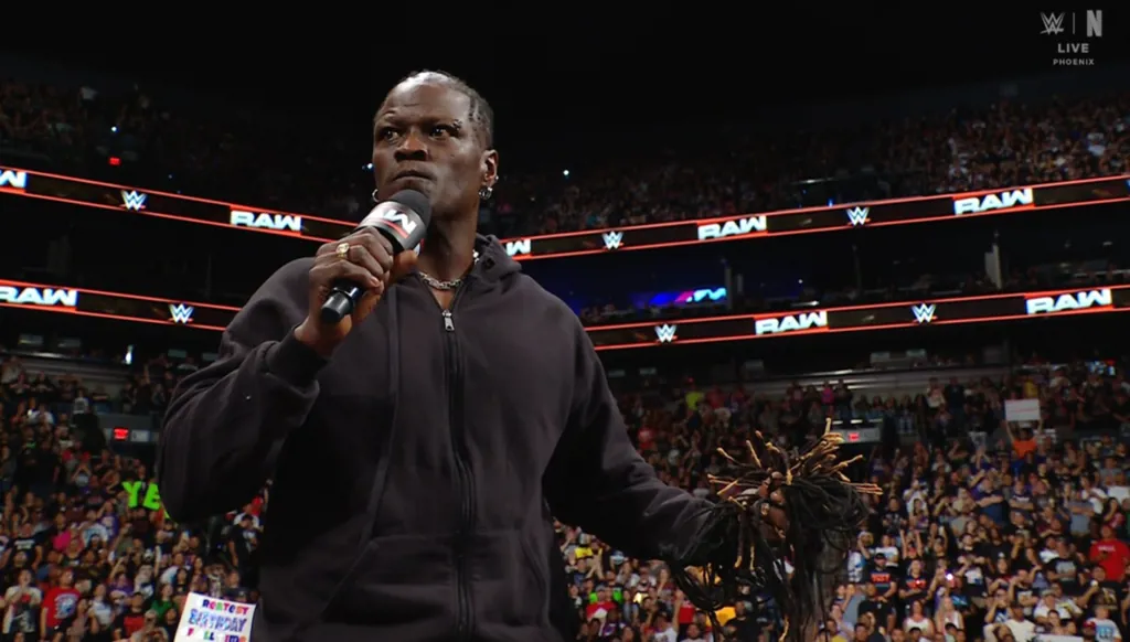 ماذا جذب نجم WWE إلى شعار الزمالك؟ آر تروث يجيب بتفاصيل مثيرة (فيديو)