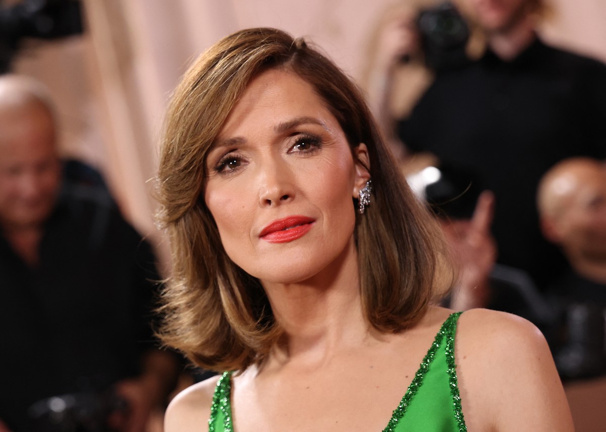 روز بيرن بإطلالة جمالية مميّزة في غولدن غلوب 2026 (أ.ف.ب)