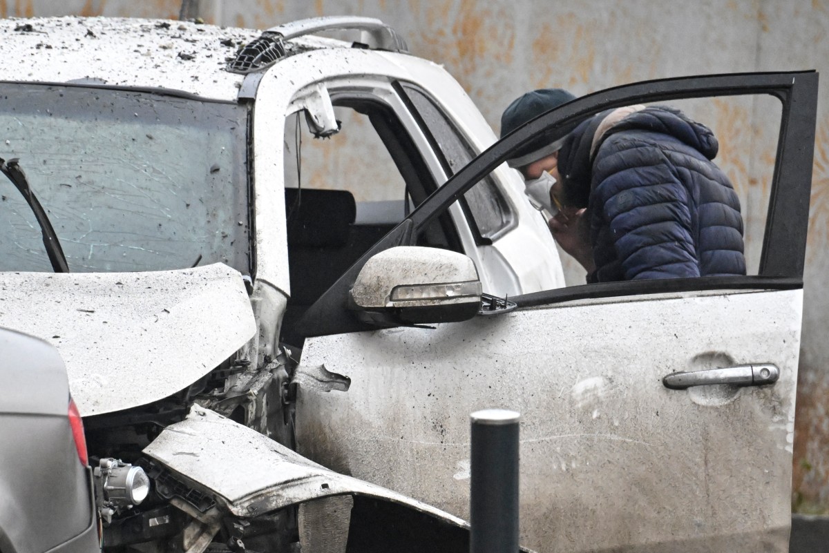 محقق في موقع انفجار السيارة جنوب موسكو (أ ف ب)‏