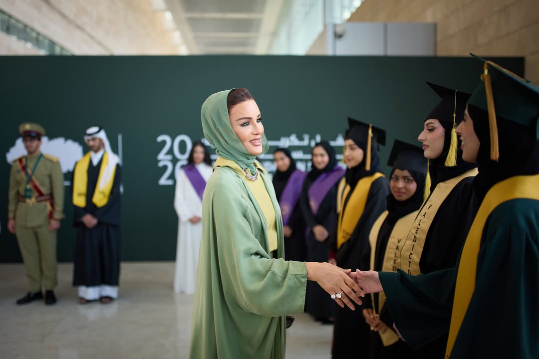الشيخة موزة بإطلالة صيفية خلال تكريم خريجي مدارس مؤسسة قطر (انستغرام)