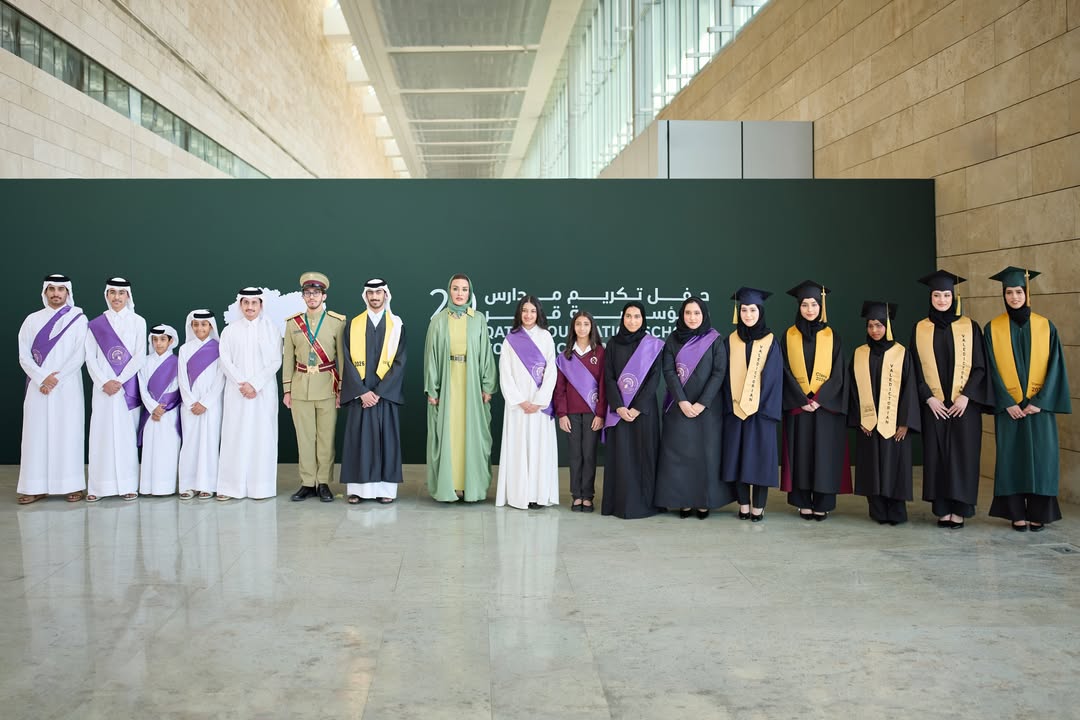 الشيخة موزة بإطلالة صيفية خلال تكريم خريجي مدارس مؤسسة قطر (انستغرام)