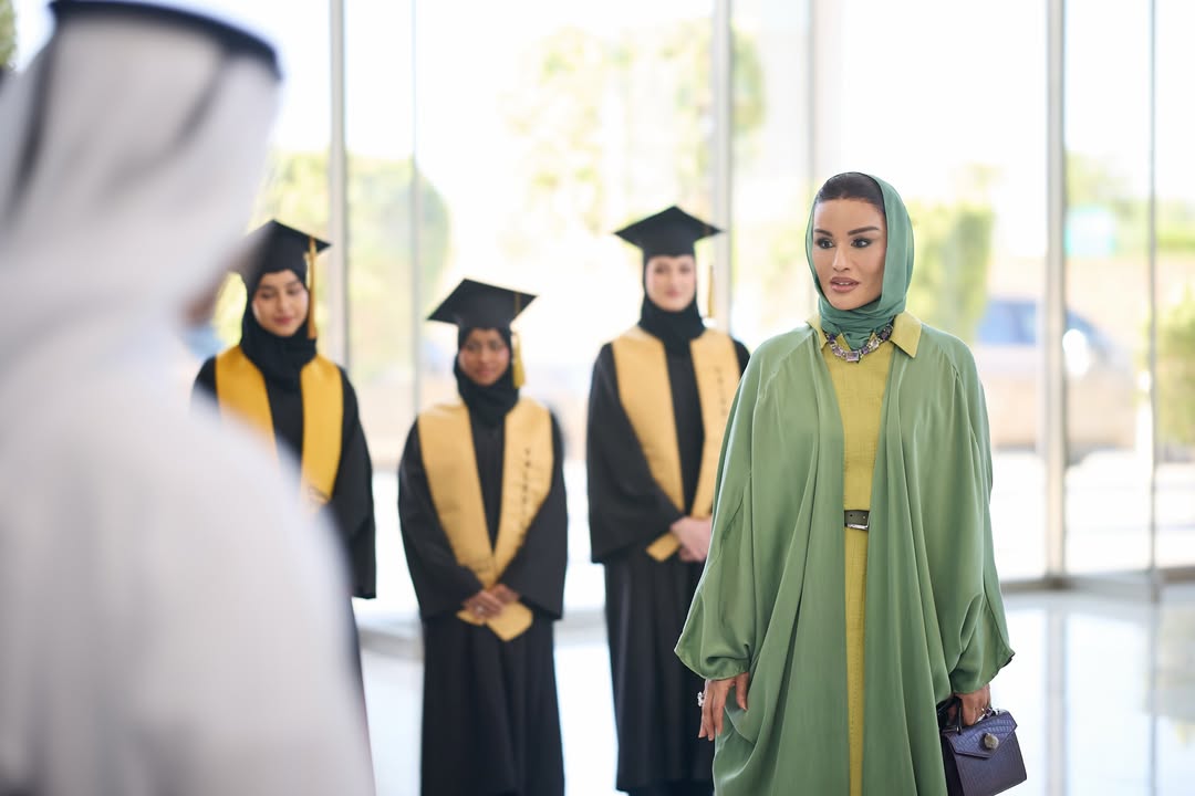 الشيخة موزة بإطلالة صيفية خلال تكريم خريجي مدارس مؤسسة قطر (انستغرام)
