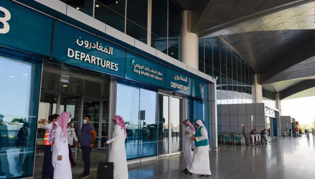 مطارات السعودية تستقبل 140 مليون مسافر للمرة الأولى في 2025