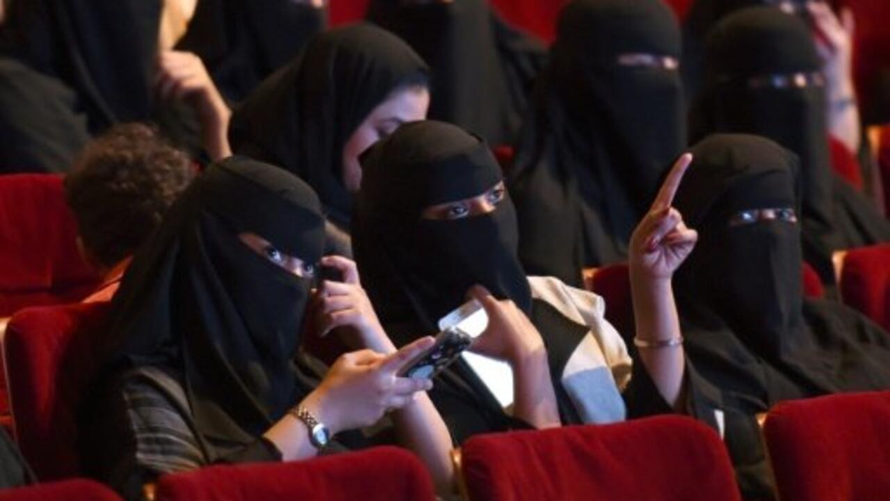  سعوديات في إحدى صالات السينما بالرياض (أ ف ب)