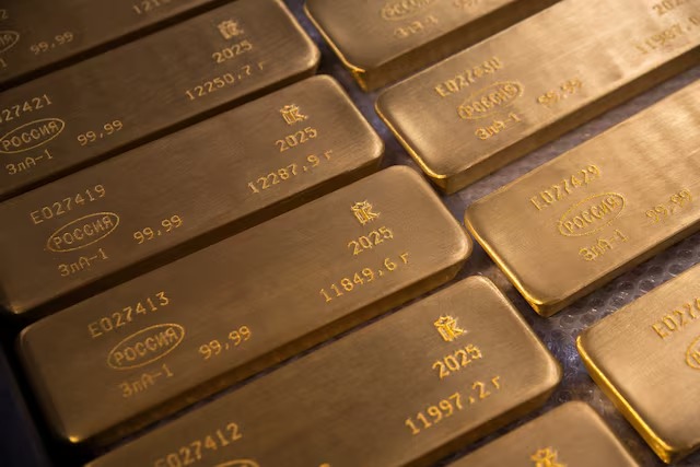 سبائك من الذهب الخالص أثناء الإنتاج في مصنع كراستسفيتميت في مدينة كراسنويارسك بروسيا (رويترز)