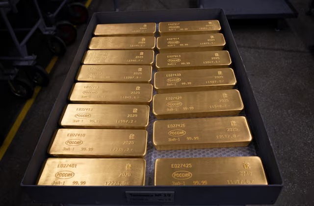 سبائك من الذهب الخالص في مصنع كراستسفيتميت للمعادن الثمينة في مدينة كراسنويارسك، روسيا، 16 يونيو 2026 (رويترز)