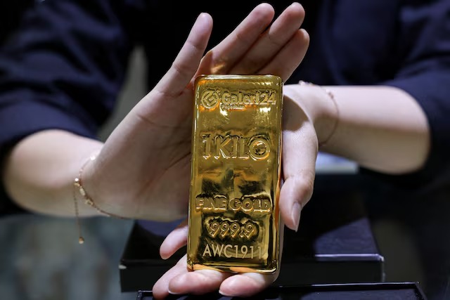 سبيكة ذهبية تزن كيلوغراماً واحداً في متجر للذهب والمجوهرات في جاكرتا، إندونيسيا (رويترز)
