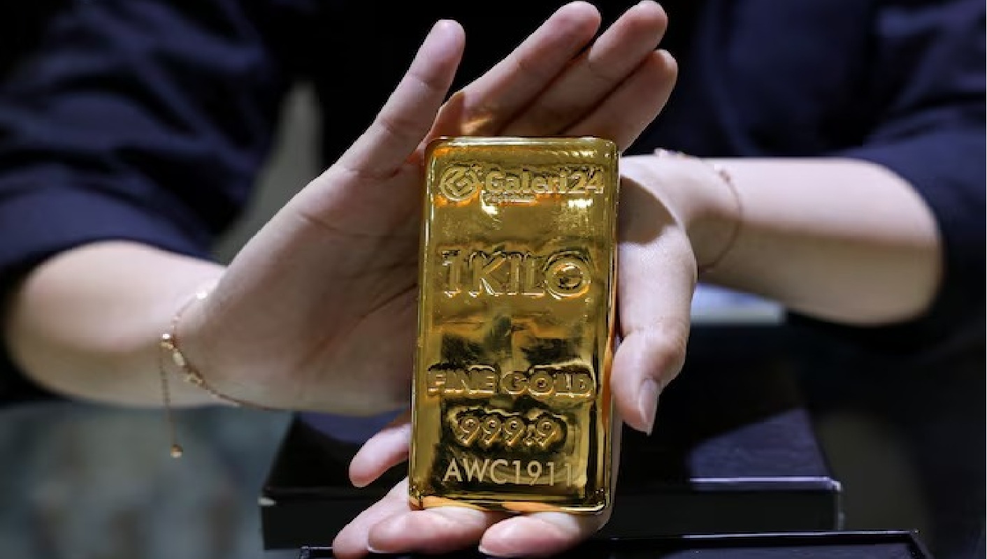 سبيكة ذهبية تزن كيلوغراماً واحداً في متجر للذهب والمجوهرات في جاكرتا، إندونيسيا (رويترز)