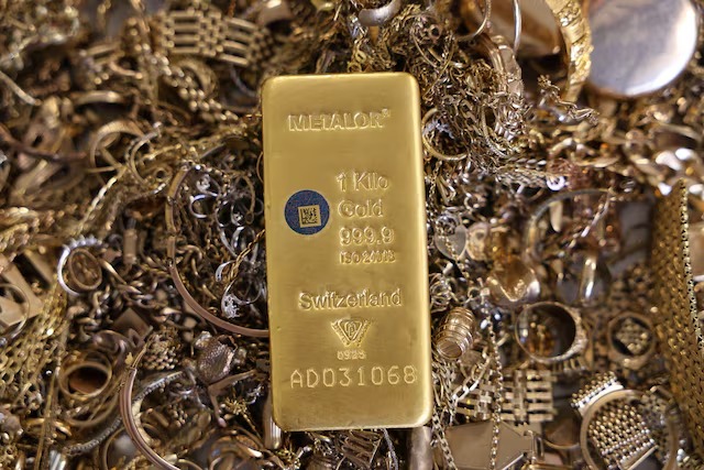 سبيكة ذهبية وقطع ذهبية ستُصهر في شركة هاتون غاردن ميتالز في لندن في 10 يونيو 2026 (رويترز)
