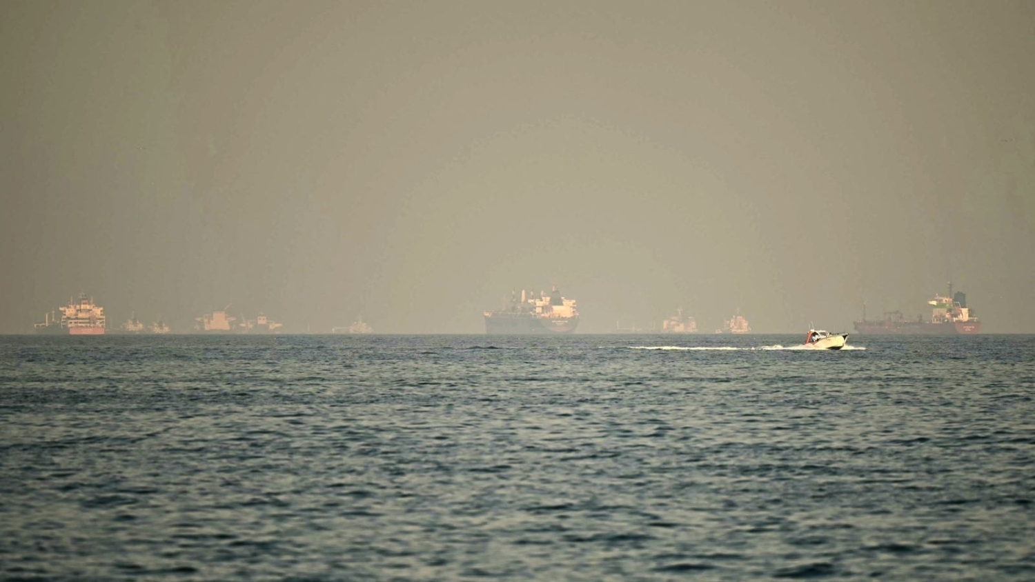 سفن شحن وناقلات نفط في مضيق هرمز. (أ ف ب)