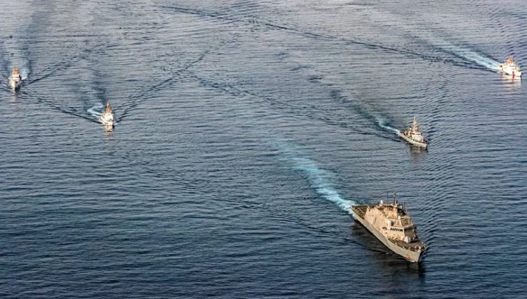 سفن تعبر عبر مضيق هرمز (أ ف ب)