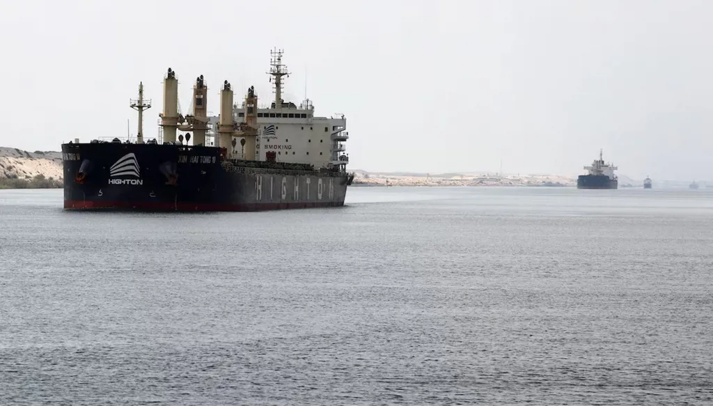 48 يوماً و2.6 مليونا دولار: كيف ترفع أزمة باب المندب تكاليف نقل النفط السعودي إلى آسيا؟