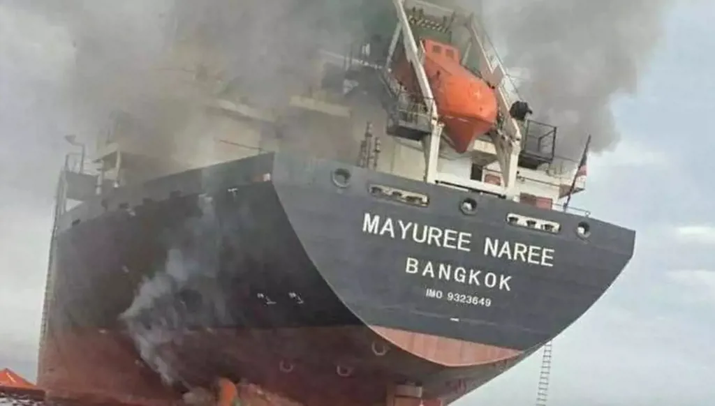 مضيق هرمز: إيران تبدأ بالسماح انتقائياً بمرور ناقلات... والتوترات مستمرة