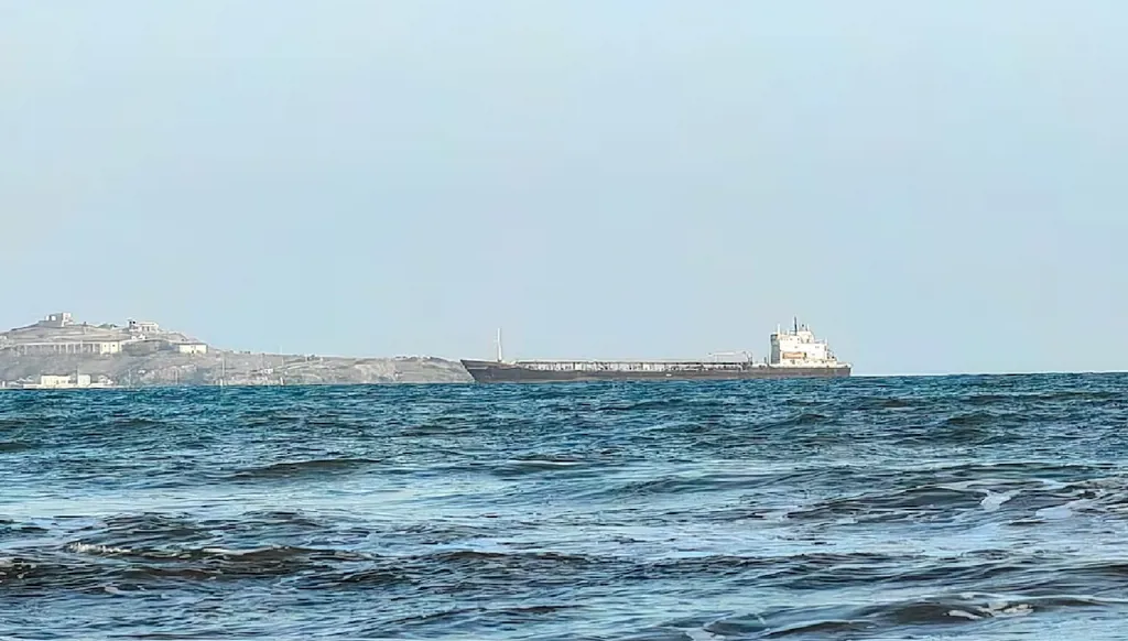 حرب إيران تمتد إلى البحر الأحمر وبحر قزوين وهدوءٌ في الخليج