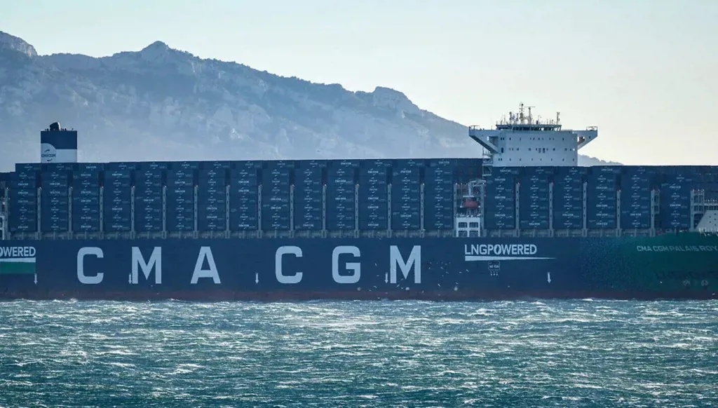 سفينة تجارية في مضيق هرمز (أ ف ب)