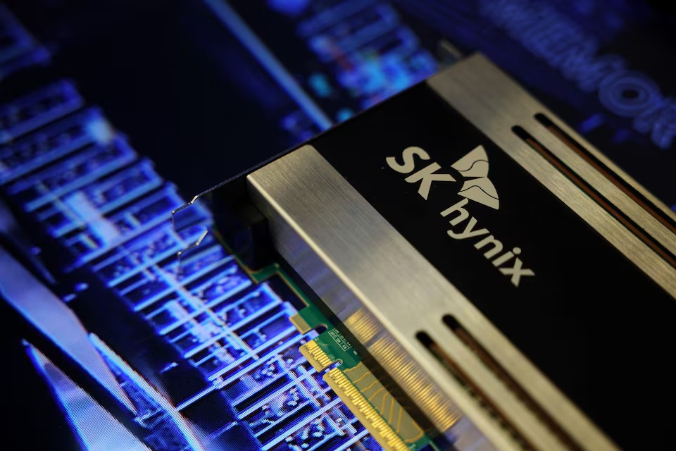 شعار شركة SK Hynix على منتجاتها خلال معرض أشباه الموصلات السادس والعشرين في سيول بكوريا الجنوبية (رويترز)