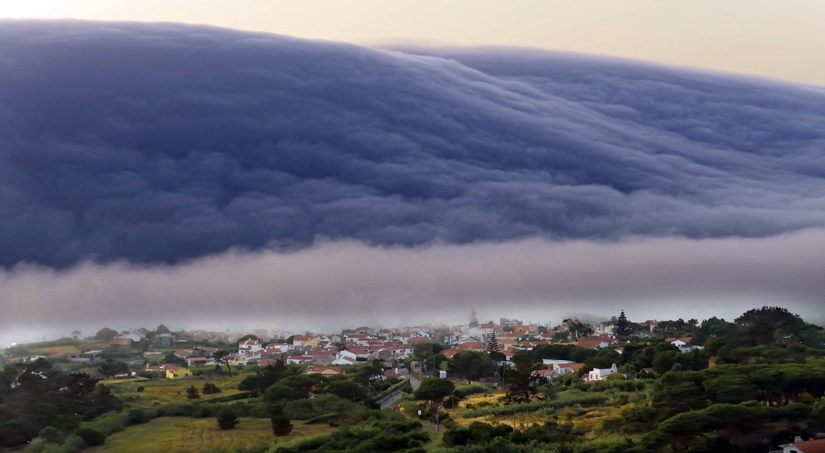 سحابة هواء دافئ فوق كابو دا روكا بالبرتغال في 29 يونيو 2025 (أ ف ب)