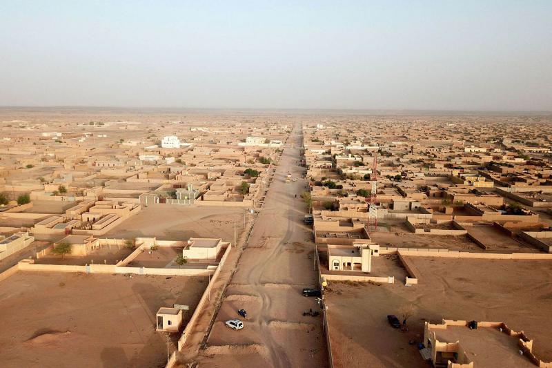 سحب رمال الصحراء في مالي. (أ ف ب)