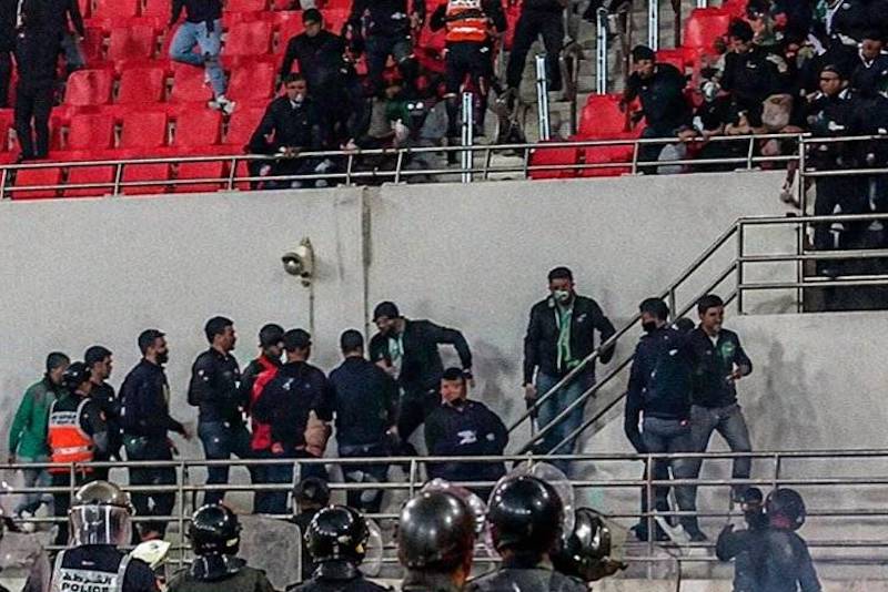 شغب على المدرجات خلال مباراة الجيش الملكي والرجاء البيضاوي في ملعب مولاي عبد الله (فيسبوك)