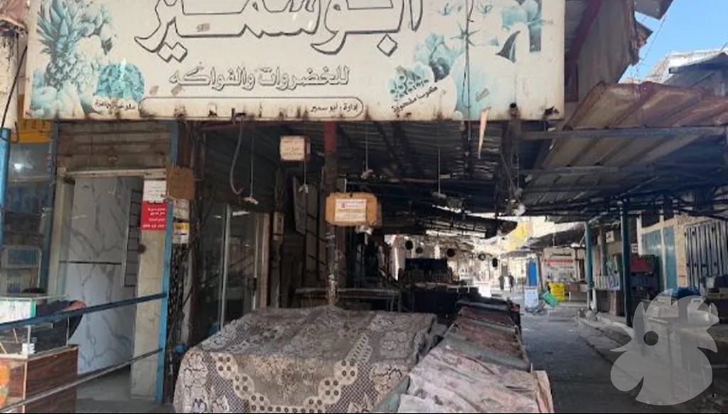 بسطات خالية من البضائع أمام أحد محال الخضار والفواكه في قطاع غزة، وسط شحّ السلع في الأسواق. (النهار)