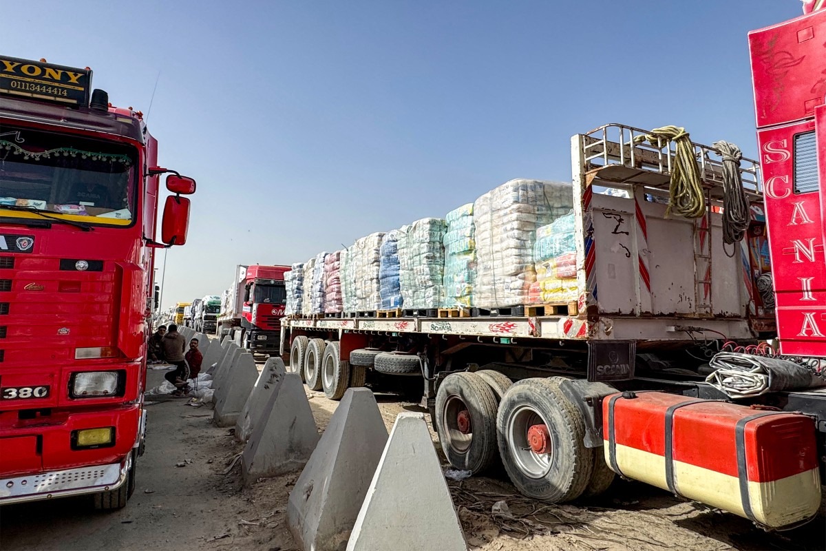 شاحنات مساعدات مكّدسة خارج معبر رفح (أ ف ب)