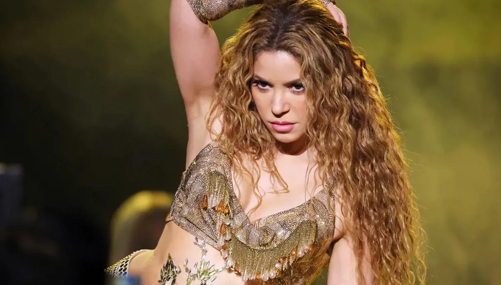 شاكيرا تشعل مسرح "غرامي"... فوز رابع ودعم للمهاجرين (فيديو)